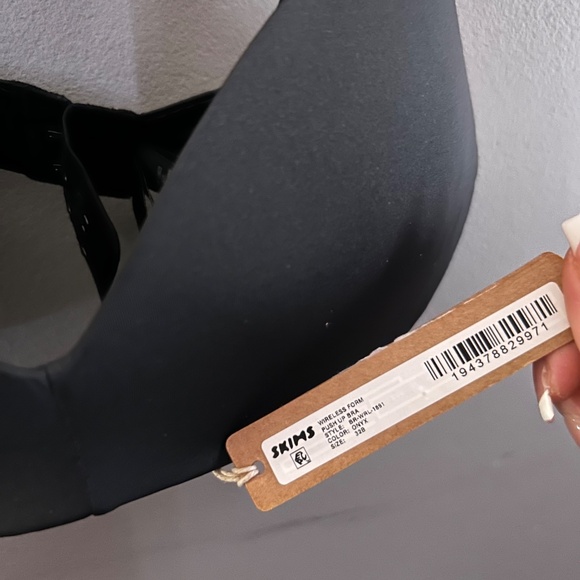 Skims Wireless Form Push Up Plunge Bra - Picture 3 of 4